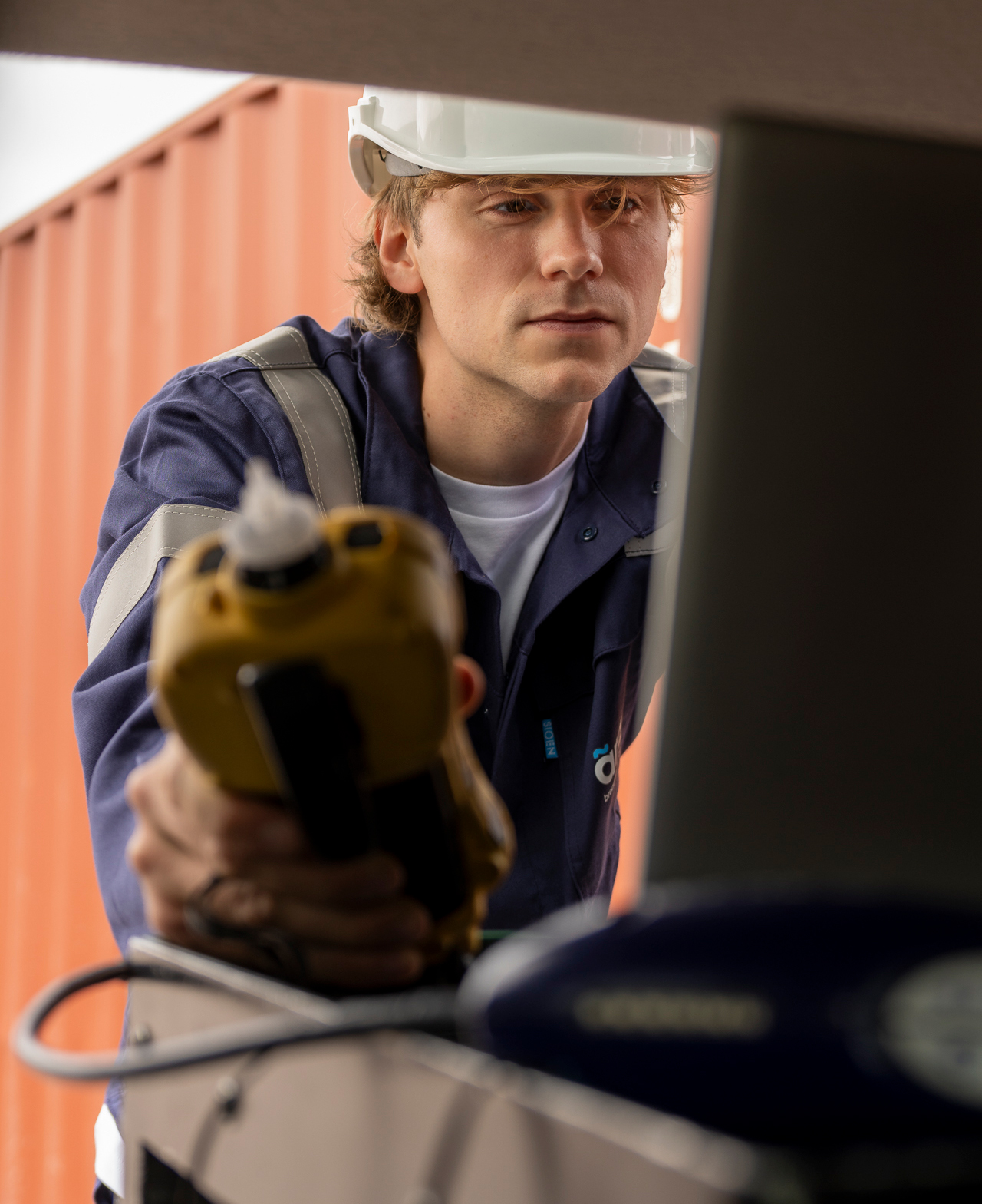 Un employé d'Arizo mesure l'atmosphère d'un conteneur.